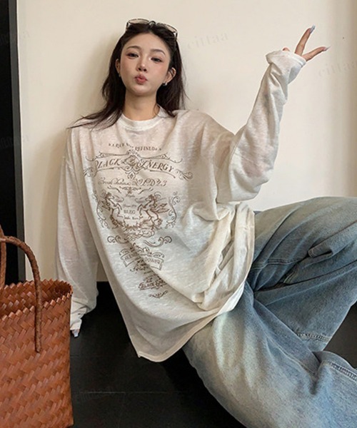 Dalfwin（ダールフィン）の「BLACK ENERGYレトロプリント長袖シアートップス（Tシャツ/カットソー・レディース・グレー/オフホワイト・FREE）」の6枚目の写真