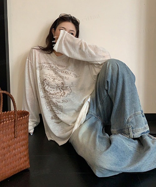 Dalfwin（ダールフィン）の「BLACK ENERGYレトロプリント長袖シアートップス（Tシャツ/カットソー・レディース・グレー/オフホワイト・FREE）」の7枚目の写真