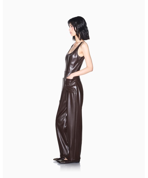 ARMANI EXCHANGE(アルマーニエクスチェンジ)の「【A|X アルマーニ エクスチェンジ】<ZOZO限定>PUコーティング ジャンプスーツ(サロペット/オーバーオール・レディース・ダークブラウン・0/8/6/4/2)」の2枚目の写真