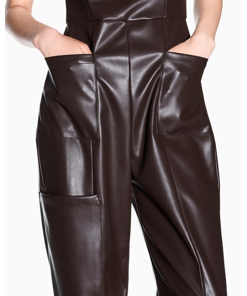 ARMANI EXCHANGE(アルマーニエクスチェンジ)の「【A|X アルマーニ エクスチェンジ】<ZOZO限定>PUコーティング ジャンプスーツ(サロペット/オーバーオール・レディース・ダークブラウン・0/8/6/4/2)」の4枚目の写真
