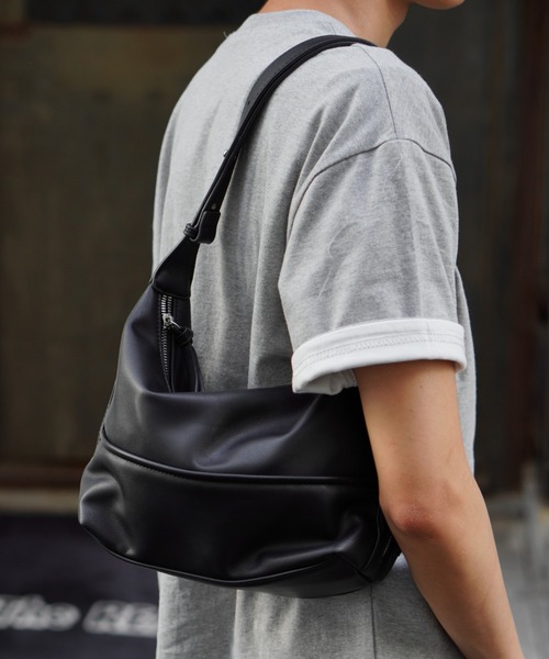 Never mind the XU / Chikashitsu+（ネバーマインド ザ エックスユー / チカシツプラス）の「【Chikashitsu +】daily hobo bag (2color) / 【チカシツプラス】デイリーボーボーバッグショルダーバッグ（ショルダーバッグ・メンズ・ブラウン/ブラック・ONE SIZE）」の2枚目の写真