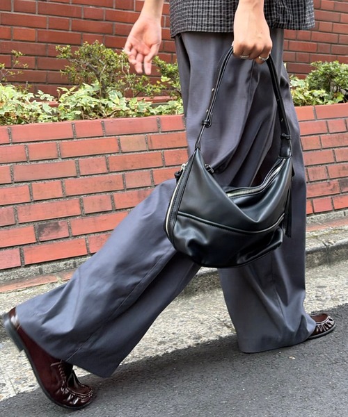 Never mind the XU / Chikashitsu+（ネバーマインド ザ エックスユー / チカシツプラス）の「【Chikashitsu +】daily hobo bag (2color) / 【チカシツプラス】デイリーボーボーバッグショルダーバッグ（ショルダーバッグ・メンズ・ブラウン/ブラック・ONE SIZE）」の3枚目の写真