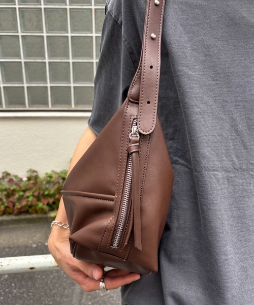 Never mind the XU / Chikashitsu+（ネバーマインド ザ エックスユー / チカシツプラス）の「【Chikashitsu +】daily hobo bag (2color) / 【チカシツプラス】デイリーボーボーバッグショルダーバッグ（ショルダーバッグ・メンズ・ブラウン/ブラック・ONE SIZE）」の10枚目の写真