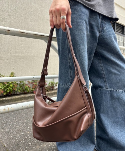 Never mind the XU / Chikashitsu+（ネバーマインド ザ エックスユー / チカシツプラス）の「【Chikashitsu +】daily hobo bag (2color) / 【チカシツプラス】デイリーボーボーバッグショルダーバッグ（ショルダーバッグ・メンズ・ブラウン/ブラック・ONE SIZE）」の14枚目の写真
