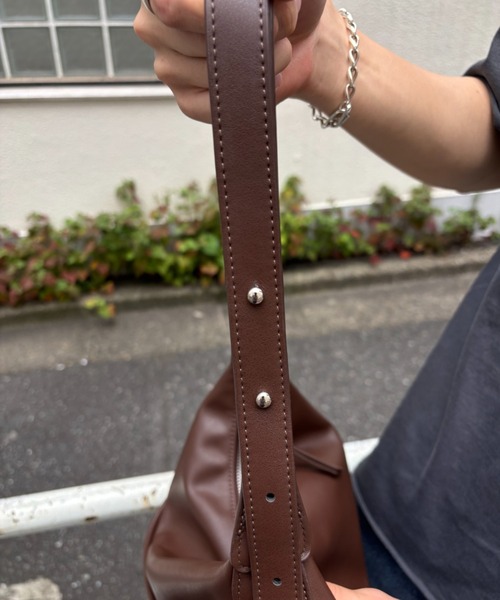 Never mind the XU / Chikashitsu+（ネバーマインド ザ エックスユー / チカシツプラス）の「【Chikashitsu +】daily hobo bag (2color) / 【チカシツプラス】デイリーボーボーバッグショルダーバッグ（ショルダーバッグ・メンズ・ブラウン/ブラック・ONE SIZE）」の11枚目の写真
