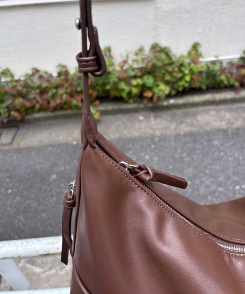 Never mind the XU / Chikashitsu+（ネバーマインド ザ エックスユー / チカシツプラス）の「【Chikashitsu +】daily hobo bag (2color) / 【チカシツプラス】デイリーボーボーバッグショルダーバッグ（ショルダーバッグ・メンズ・ブラウン/ブラック・ONE SIZE）」の12枚目の写真
