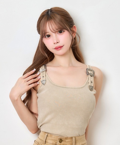 Pimil(ピミル)の「タンクトップ スクエアネック ショート丈 バックル付き リブ インナー(タンクトップ・レディース・ブラック/ベージュ・ONESIZE)」の2枚目の写真