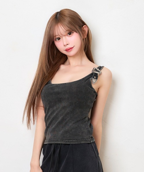 Pimil(ピミル)の「タンクトップ スクエアネック ショート丈 バックル付き リブ インナー(タンクトップ・レディース・ブラック/ベージュ・ONESIZE)」の7枚目の写真
