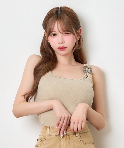 Pimil(ピミル)の「タンクトップ スクエアネック ショート丈 バックル付き リブ インナー(タンクトップ・レディース・ブラック/ベージュ・ONESIZE)」の20枚目の写真
