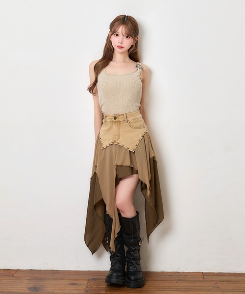 Pimil(ピミル)の「タンクトップ スクエアネック ショート丈 バックル付き リブ インナー(タンクトップ・レディース・ブラック/ベージュ・ONESIZE)」の3枚目の写真
