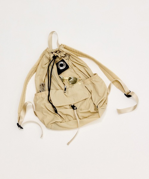 ADAM ET ROPE'(アダムエロペ)の「【WEB限定】エアリーライトバックパック(バックパック/リュック・レディース・グレー/オフホワイト/ブラック・FREE)」の1枚目の写真
