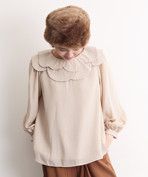 merlot plus(メルロープリュス)の「ダブルフラワー襟ブラウス2525(シャツ/ブラウス・レディース・ブラック/ベージュ/ネイビー/オフホワイト・FREE)」の4枚目の写真