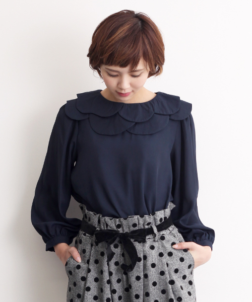 merlot plus(メルロープリュス)の「ダブルフラワー襟ブラウス2525(シャツ/ブラウス・レディース・ブラック/ベージュ/ネイビー/オフホワイト・FREE)」の1枚目の写真