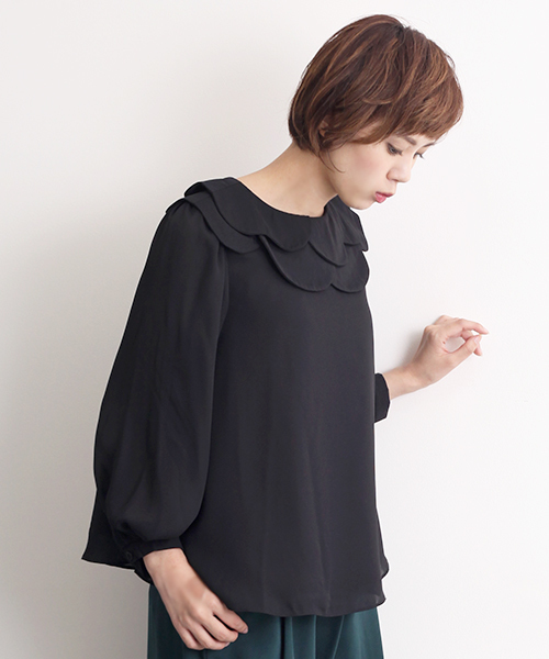 merlot plus(メルロープリュス)の「ダブルフラワー襟ブラウス2525(シャツ/ブラウス・レディース・ブラック/ベージュ/ネイビー/オフホワイト・FREE)」の3枚目の写真