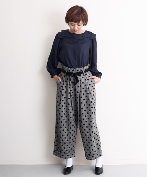 merlot plus(メルロープリュス)の「ダブルフラワー襟ブラウス2525(シャツ/ブラウス・レディース・ブラック/ベージュ/ネイビー/オフホワイト・FREE)」の16枚目の写真