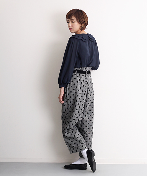 merlot plus(メルロープリュス)の「ダブルフラワー襟ブラウス2525(シャツ/ブラウス・レディース・ブラック/ベージュ/ネイビー/オフホワイト・FREE)」の17枚目の写真