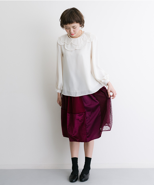 merlot plus(メルロープリュス)の「ダブルフラワー襟ブラウス2525(シャツ/ブラウス・レディース・ブラック/ベージュ/ネイビー/オフホワイト・FREE)」の6枚目の写真