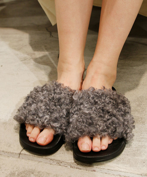 And A（アンドエー）の「CHIARA キアラ / FAUX FUR MONGOLIA エコファー もこもこサンダル / CH10326-MON（サンダル・レディース・グレー/オフホワイト/ベージュ・36/37/35/38）」の2枚目の写真