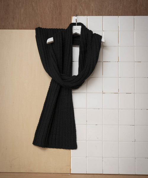 MAISON SPECIAL(メゾンスペシャル)の「【MADE IN ITALY】ワイドリブニットマフラー 【MAISON SPECIAL/メゾンスペシャル】(マフラー・メンズ・ブラック/オレンジ/グリーン・FREE)」の2枚目の写真