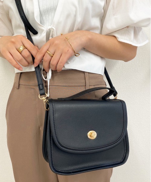 apres jour（アプレジュール）の「【apres jour×ARIAZ】スクエアミニショルダー（ショルダーバッグ・レディース・ブラック/ボルドー/キャメル・FREE）」の4枚目の写真