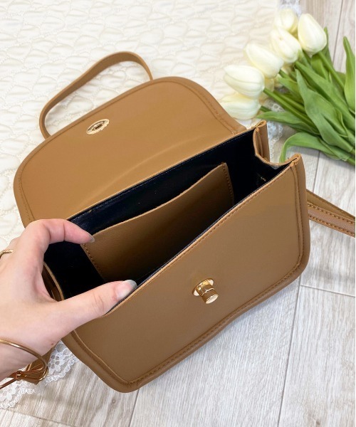 apres jour（アプレジュール）の「【apres jour×ARIAZ】スクエアミニショルダー（ショルダーバッグ・レディース・ブラック/ボルドー/キャメル・FREE）」の9枚目の写真