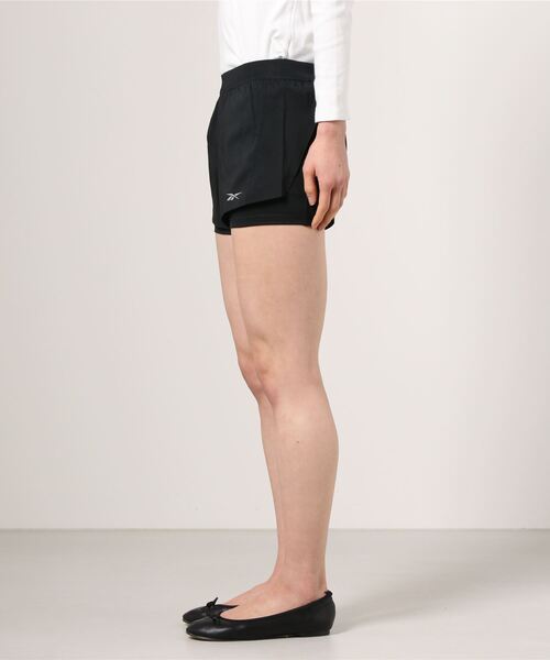 Reebok(リーボック)の「ランニング エッセンシャルズ ツーインワン ショーツ / Running Essentials Two-in-One Shorts(スウェットパンツ・レディース・ブラック・SMALL/MEDIUM/LARGE/X-LARGE/XX-LARGE/X-SMALL/XXX-LARGE/XX-SMALL)」の3枚目の写真