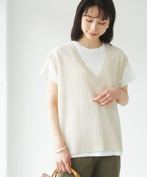 Green　Parks（グリーンパークス）の「すかし柄ニットベスト＊（ベスト・レディース・イエロー/チャコールグレー/ライトベージュ/アイボリー・FREE）」の2枚目の写真