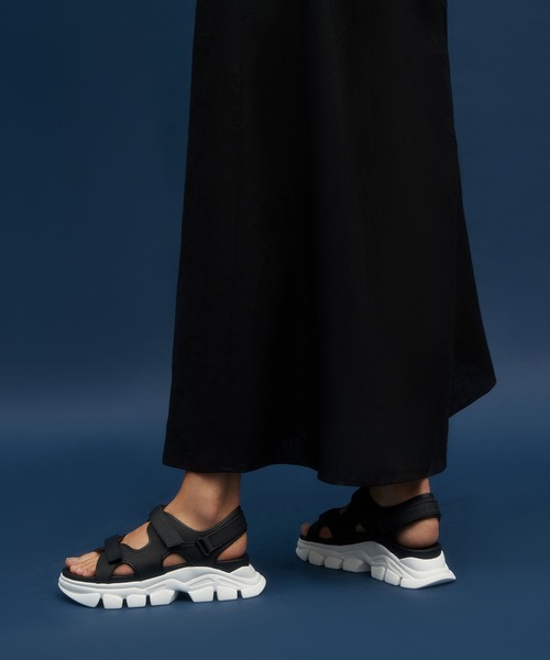 CHARLES & KEITH（チャールズ & キース）の「チャンキースポーツサンダル / Chunky Sports Sandals（スニーカー・レディース・ベージュ/ブラック/ホワイト・22.5cm/23cm/23.5cm/24.5cm/25cm/25.5cm）」の11枚目の写真