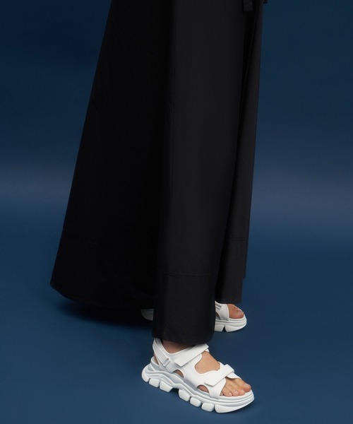 TOTEME/トーテム◆ THE CHUNKY SANDAL チャンキーサンダル Toteme The Chunky Sandal in Black Croco | FWRD