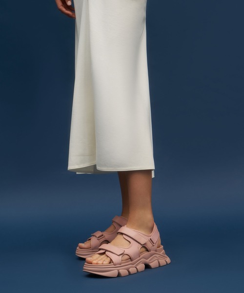 CHARLES & KEITH（チャールズ & キース）の「チャンキースポーツサンダル / Chunky Sports Sandals（スニーカー・レディース・ベージュ/ブラック/ホワイト・22.5cm/23cm/23.5cm/24.5cm/25cm/25.5cm）」の18枚目の写真