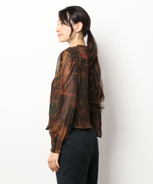 Desigual（デシグアル）の「シャーリング&プリント ブラウス（シャツ/ブラウス・レディース・ブラウン・2L/S/M/L）」の2枚目の写真