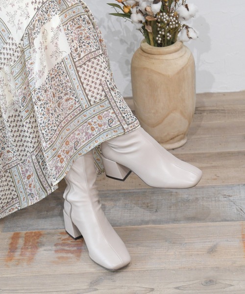 sango（sango）の「ストレッチスクエアトゥチャンキーヒールミディアムブーツ（ブーツ・レディース・ブラック/アイボリー/モカ/グレー系その他/グリーン系その他/グレイッシュベージュ・LL/3L/SS/S/M/L）」の21枚目の写真