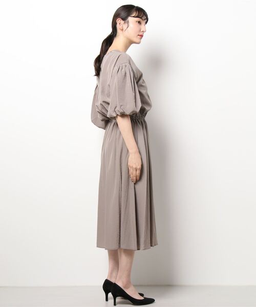 Comme Ca Mature(コムサマチュア)の「ボリュームスリーブ ワンピース(ワンピース・レディース・ベージュ/ブラウン/チャコール・FREE)」の7枚目の写真