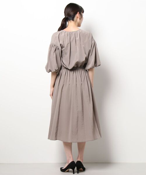 Comme Ca Mature(コムサマチュア)の「ボリュームスリーブ ワンピース(ワンピース・レディース・ベージュ/ブラウン/チャコール・FREE)」の14枚目の写真
