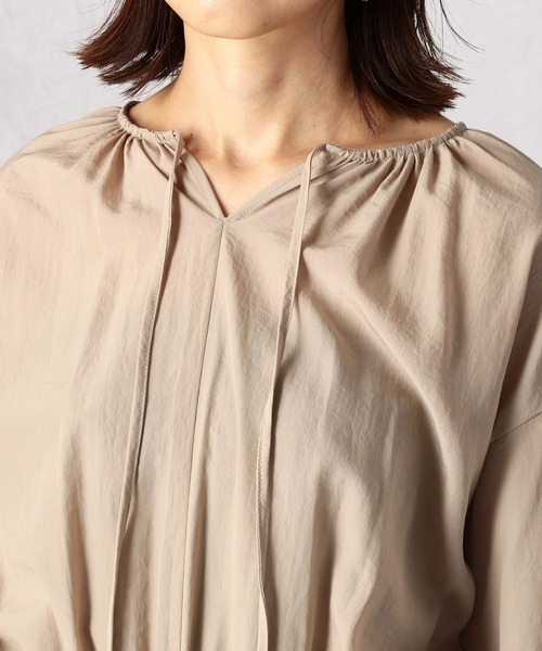 Comme Ca Mature(コムサマチュア)の「ボリュームスリーブ ワンピース(ワンピース・レディース・ベージュ/ブラウン/チャコール・FREE)」の4枚目の写真