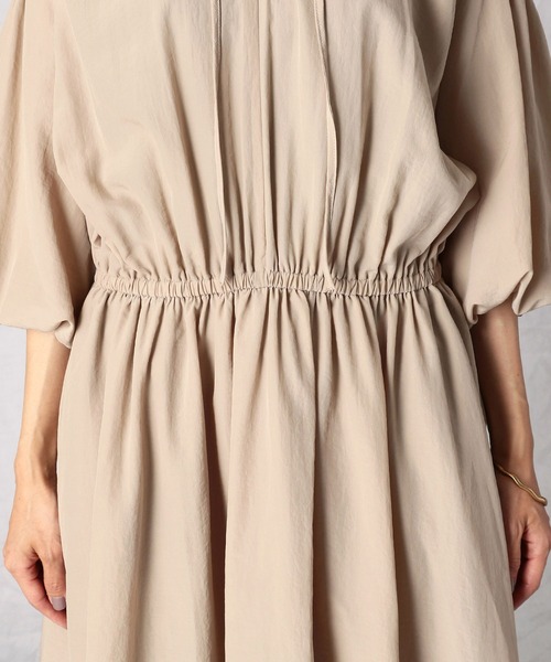 Comme Ca Mature(コムサマチュア)の「ボリュームスリーブ ワンピース(ワンピース・レディース・ベージュ/ブラウン/チャコール・FREE)」の16枚目の写真
