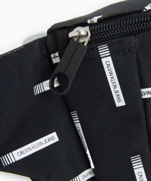 Calvin Klein Jeans Accessory（カルバン・クラインジーンズアクセサリー）の「Allover Print Logo ボディバッグ（ボディバッグ/ウエストポーチ・メンズ・ブラック×ホワイト・FREE）」の3枚目の写真