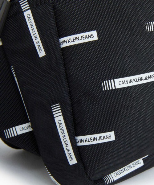 Calvin Klein Jeans Accessory（カルバン・クラインジーンズアクセサリー）の「Allover Print Logo ボディバッグ（ボディバッグ/ウエストポーチ・メンズ・ブラック×ホワイト・FREE）」の2枚目の写真