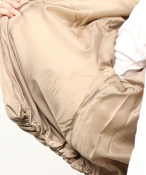 HONEYSUCKLE ROSE（ハニーサックルローズ）の「【HONEYSUCKLE ROSE】ショート中綿ジャケット（その他アウター・レディース・ベージュ/ブラック/オフホワイト・M/L）」の4枚目の写真