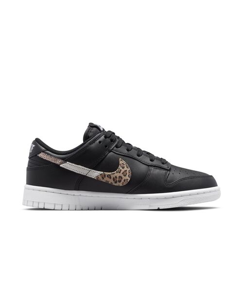 NIKE(ナイキ)の「ナイキ ダンク LOW SE ウィメンズシューズ / Nike Dunk Low SE <22.5-29cm 展開>(スニーカー・レディース・ホワイト/ブラック・23/24/25/26/27/28/29/28.5/25.5/26.5/27.5/22.5/24.5/23.5)」の4枚目の写真