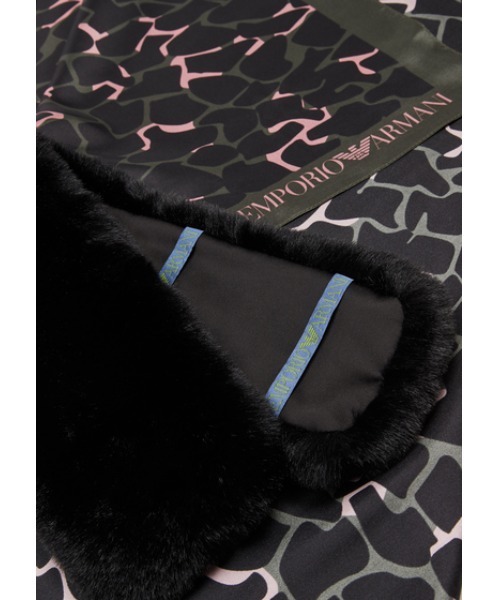 EMPORIO ARMANI（エンポリオアルマーニ）の「【エンポリオ アルマーニ】EMPORIO ARMANI スカーフ付きティペット（ストール/ショール・レディース・ブラック/ダークパープル・FREE）」の4枚目の写真