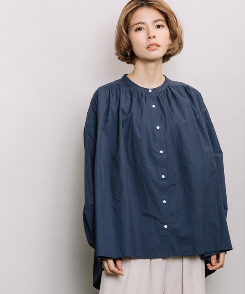 refinedworks（リファインドワークス）の「綿ローンギャザーBL（シャツ/ブラウス・レディース・グリーン/オフホワイト/ネイビー・FREE）」の3枚目の写真