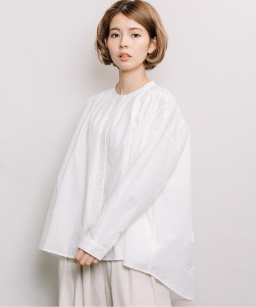 refinedworks（リファインドワークス）の「綿ローンギャザーBL（シャツ/ブラウス・レディース・グリーン/オフホワイト/ネイビー・FREE）」の2枚目の写真