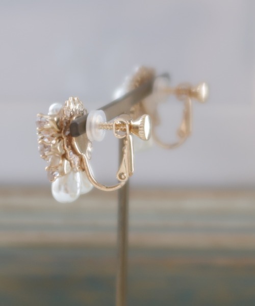 Placebo（プラシーボ）の「ガーデニアイヤリング（イヤリング・レディース・ベージュ・F）」の5枚目の写真