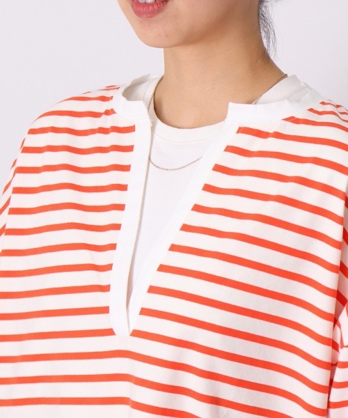 sara&cake（サラアンドケイク）の「キーネックサイドスリットオーバーサイズボーダーロングスリーブカットソー（Tシャツ/カットソー・レディース・ブラック/ブルー/オレンジ・FREE）」の4枚目の写真