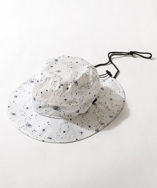 ZIP FIVE(ジップファイブ)の「【loot box】 転写プリント撥水アウトドアフェスハット/サファリハット(ハット・レディース・マスタード/ホワイト系/ホワイト系1/ブラック系/ブラック系1/ブラック系2/グレー系/ベージュ系/ネイビー系/ネイビー系2/ネイビー系3/イエロー系/イエロー系1/ピンク系/レッド系/ワイン系/オレンジ系/オレンジ系1/ネイビー系1・FREE)」の2枚目の写真