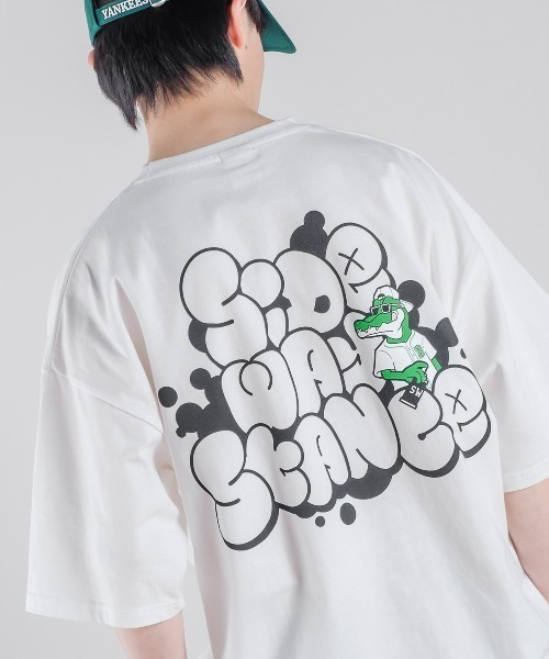 SIDEWAY STANCE（サイドウェイスタンス）の「【SIDEWAY STANCE】オリジナルグラフィティ プリント 半袖Tシャツ（Tシャツ/カットソー・メンズ・グリーン/グレー系その他5/イエロー系その他/ホワイト系その他3/ホワイト系その他2/グレー系その他2/ホワイト系その他/ホワイト系その他4/イエロー系その他2/グレー系その他4/グレー/グレー系その他3/ピンク/ピンク系その他/イエロー/グリーン系その他2/ブラック系その他4/ブラック系その他/ベージュ/ブラック系その他2/グレー系その他/ブルー/グリーン系その他4/グリーン系その他3/ブラック/ブルー系その他/ホワイト/グリーン系その他/ブラック系その他3/ブラック系その他5/グリーン系その他5/グレー系その他6/ブルー系その他2/イエロー系その他3/ホワイト系その他5・LARGE/X-LARGE/MEDIUM）」の3枚目の写真