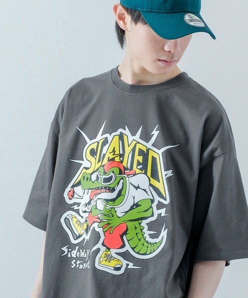 SIDEWAY STANCE（サイドウェイスタンス）の「【SIDEWAY STANCE】オリジナルグラフィティ プリント 半袖Tシャツ（Tシャツ/カットソー・メンズ・グリーン/グレー系その他5/イエロー系その他/ホワイト系その他3/ホワイト系その他2/グレー系その他2/ホワイト系その他/ホワイト系その他4/イエロー系その他2/グレー系その他4/グレー/グレー系その他3/ピンク/ピンク系その他/イエロー/グリーン系その他2/ブラック系その他4/ブラック系その他/ベージュ/ブラック系その他2/グレー系その他/ブルー/グリーン系その他4/グリーン系その他3/ブラック/ブルー系その他/ホワイト/グリーン系その他/ブラック系その他3/ブラック系その他5/グリーン系その他5/グレー系その他6/ブルー系その他2/イエロー系その他3/ホワイト系その他5・LARGE/X-LARGE/MEDIUM）」の17枚目の写真