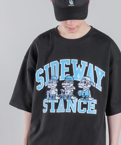 SIDEWAY STANCE（サイドウェイスタンス）の「【SIDEWAY STANCE】オリジナルグラフィティ プリント 半袖Tシャツ（Tシャツ/カットソー・メンズ・グリーン/グレー系その他5/イエロー系その他/ホワイト系その他3/ホワイト系その他2/グレー系その他2/ホワイト系その他/ホワイト系その他4/イエロー系その他2/グレー系その他4/グレー/グレー系その他3/ピンク/ピンク系その他/イエロー/グリーン系その他2/ブラック系その他4/ブラック系その他/ベージュ/ブラック系その他2/グレー系その他/ブルー/グリーン系その他4/グリーン系その他3/ブラック/ブルー系その他/ホワイト/グリーン系その他/ブラック系その他3/ブラック系その他5/グリーン系その他5/グレー系その他6/ブルー系その他2/イエロー系その他3/ホワイト系その他5・LARGE/X-LARGE/MEDIUM）」の8枚目の写真