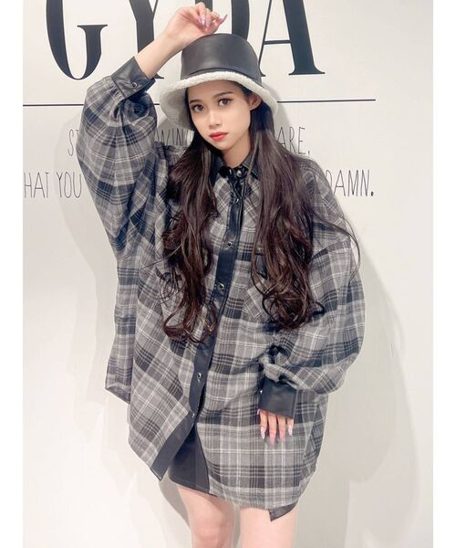 GYDA（ジェイダ）の「フェイクレザードッキングCHECKシャツ（シャツ/ブラウス・レディース・ベージュ/グレー・FREE）」の4枚目の写真